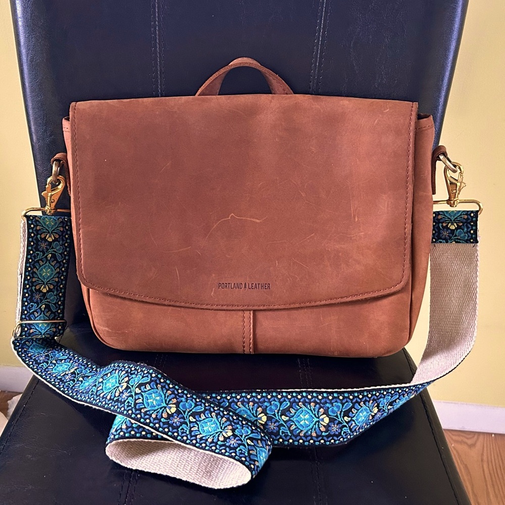 SUPER SOFT PORTLAND LEATHER MESSENGER DAKOTA - FITS EVERYTHING WITH TWO STRAPS